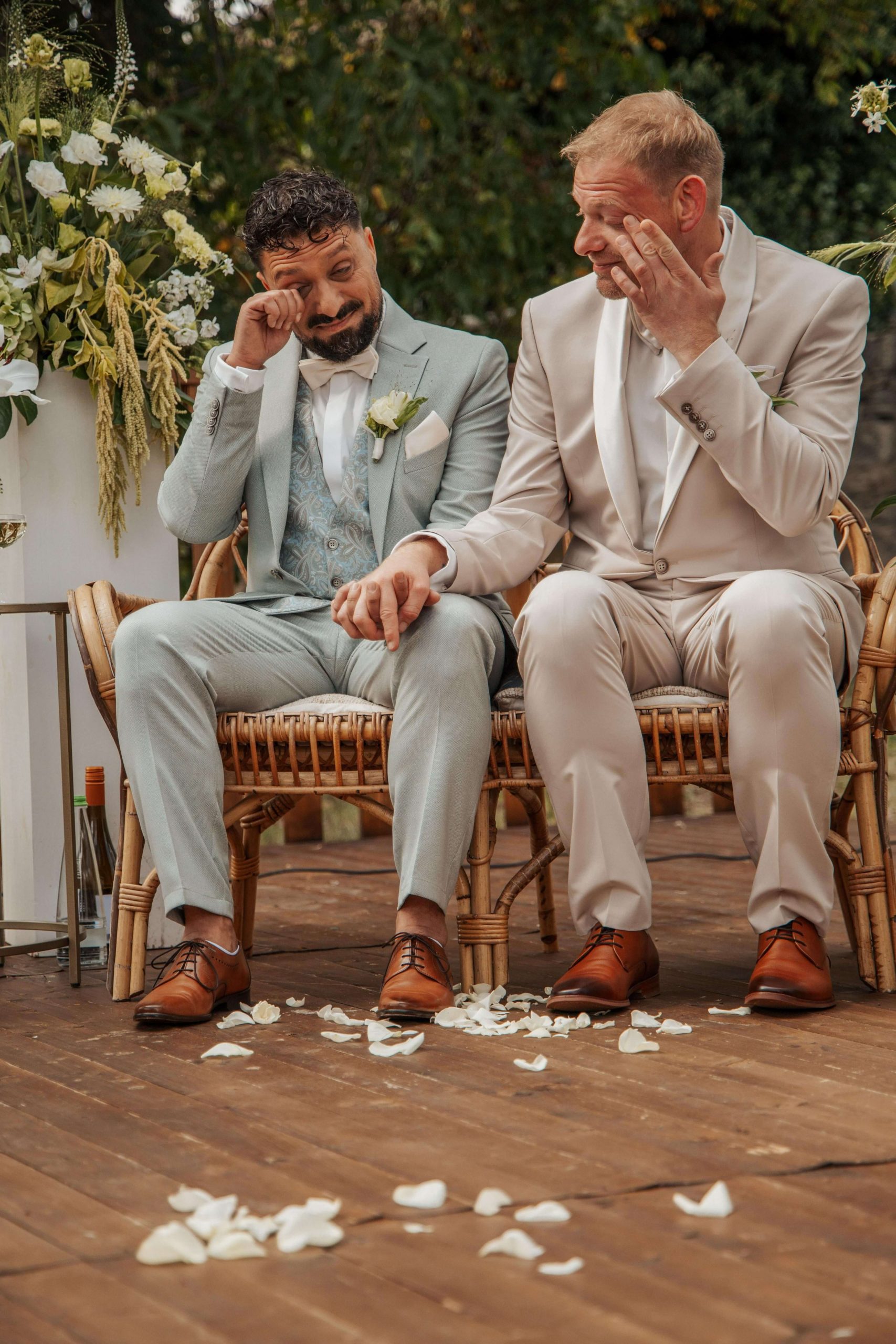 Das Bild zeigt ein Brautpaar während der freien Trauung.